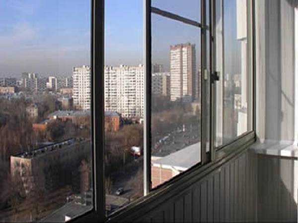 Through the charcoal window insect screen, we can clearly see buildings and trees under the blue sky